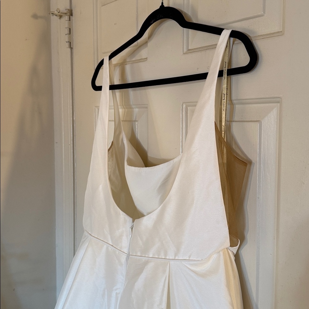 Jenny by Jenny Yoo
Lawrence Square-Neck Open-Back Taffeta
Wedding Gown - Picture 14 of 17
